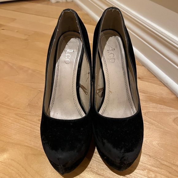 Black velour heels with red underneath - Picture 3 of 4